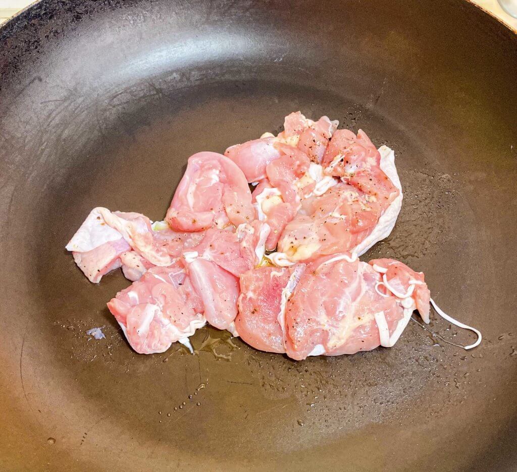 將雞腿肉的雞皮朝下煎出油脂，並取出切塊備用。