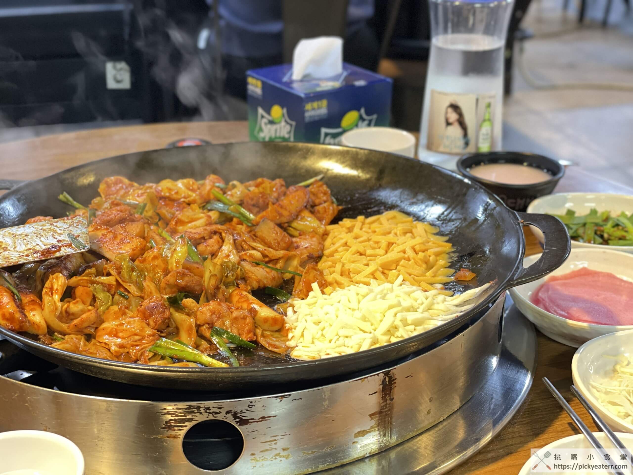 韓國弘大美食】申美京春川辣炒雞排(신미경홍대닭갈비본점)|雖然罪惡,但還是無法抗拒的雙色濃起司辣炒雞!(詳細食記、菜單、價位)