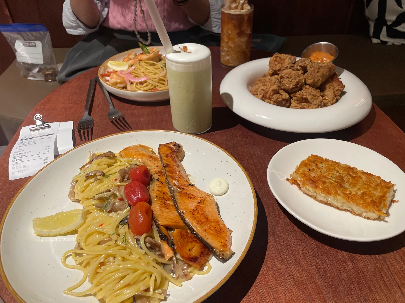 當天餐點的完整桌面照